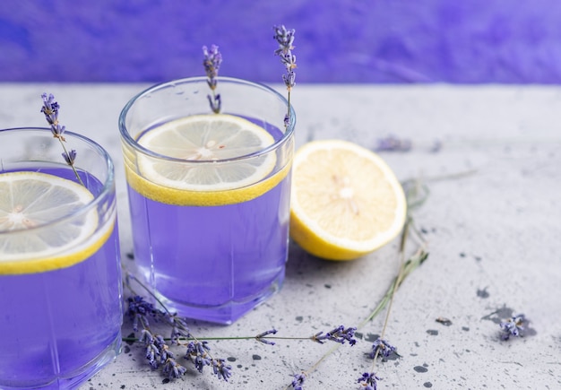 Photo lavender summer lemonade with lemon. a refreshing summer drink.